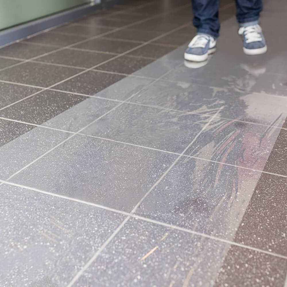 Afdekfolie PrimaCover Hardfloor toegepast op een tegelvloer